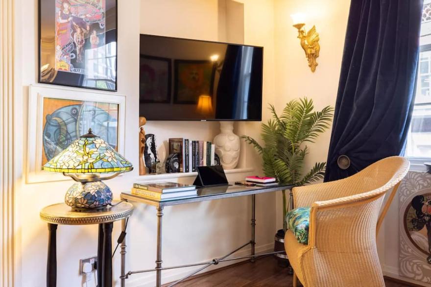 2-Bedroom Designer Flat in the Heart of Mayfair 1730s Private House
