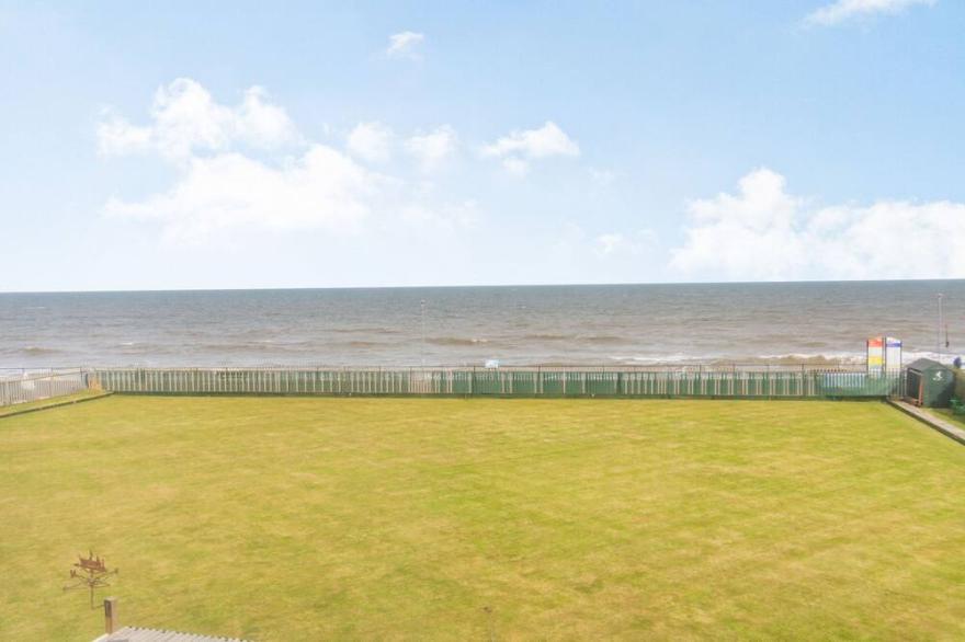 BEACHSIDE APARTMENT, pet friendly, with a garden in Hornsea