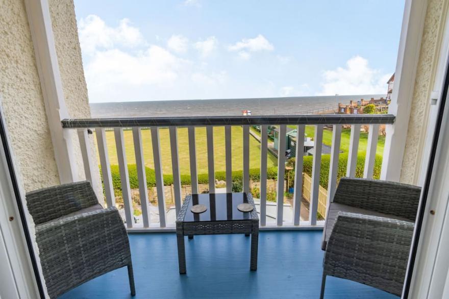 BEACHSIDE APARTMENT, pet friendly, with a garden in Hornsea