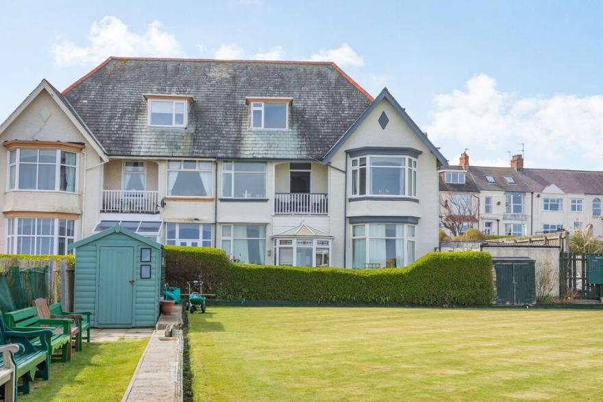 BEACHSIDE APARTMENT, pet friendly, with a garden in Hornsea