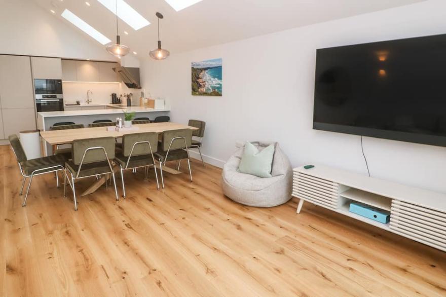 PORTH COVE, family friendly, country holiday cottage in Porth