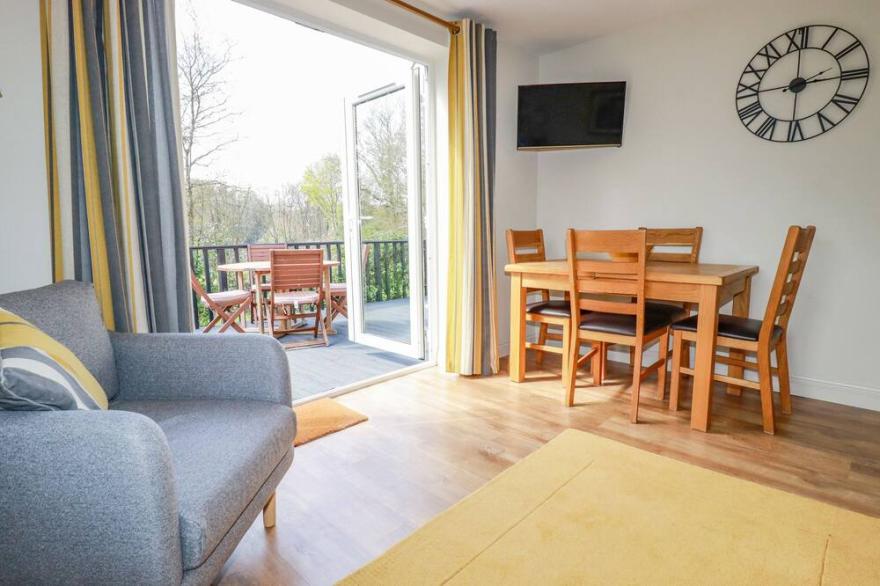 LITTLE OAKLANDS, pet friendly, with a garden in Lostwithiel
