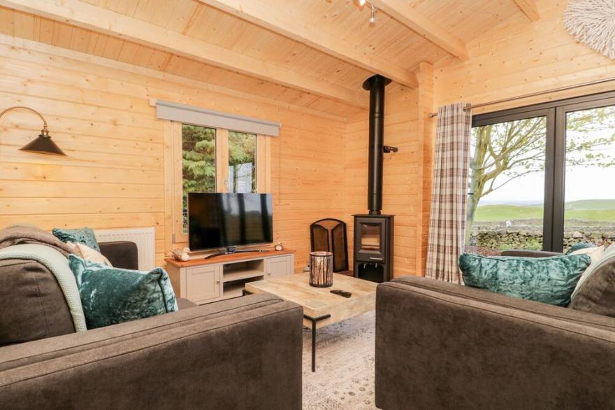 HOWGILL LODGE, family friendly, with open fire in Kirkby Lonsdale
