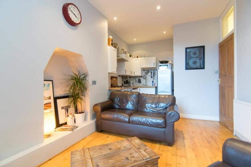 Beautiful 2 Bed Apartment Rose St