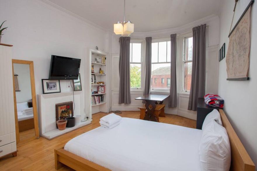 Beautiful 2 Bed Apartment Rose St