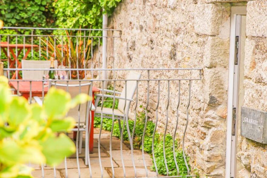 THE GRANARY, pet friendly, with a garden in St Columb Major