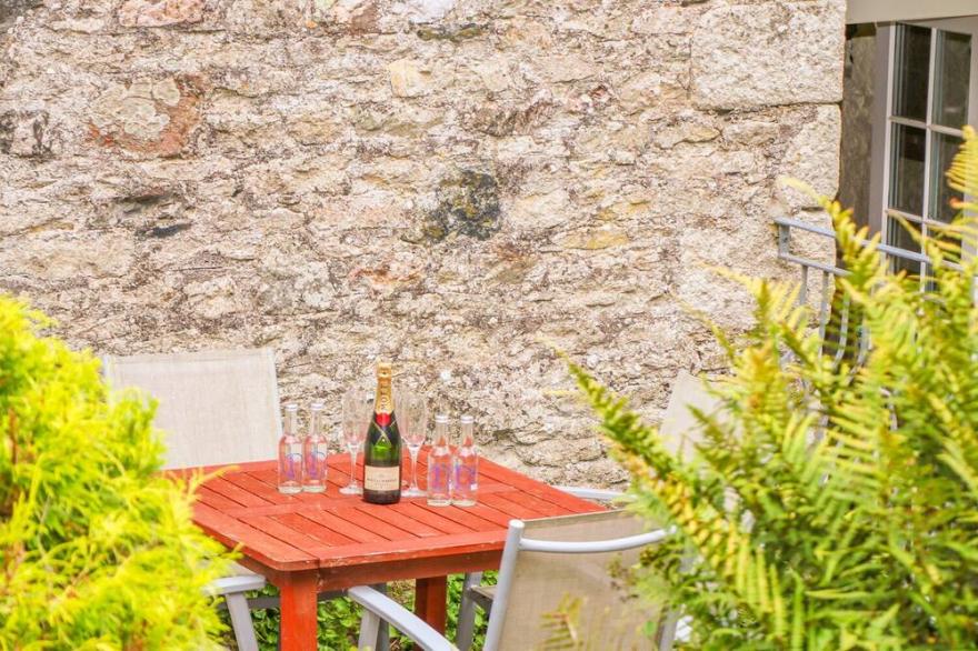 THE GRANARY, pet friendly, with a garden in St Columb Major