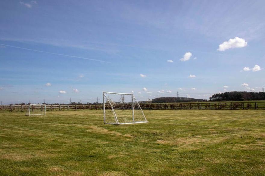 7 bed (3 en-suite) rural farmhouse. Hot tub, fire pit, huge garden. Nr York/M62