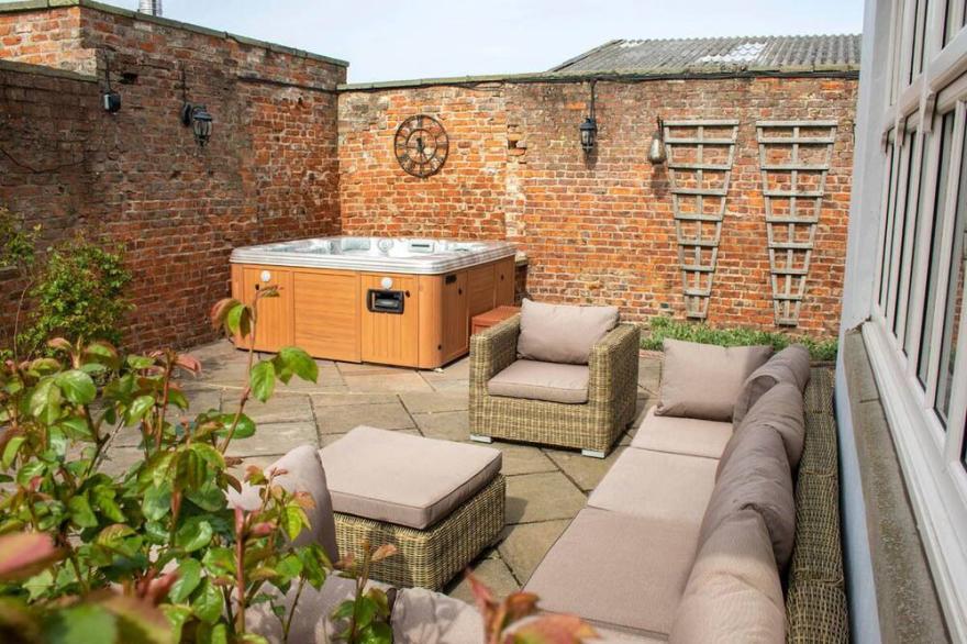 7 bed (3 en-suite) rural farmhouse. Hot tub, fire pit, huge garden. Nr York/M62