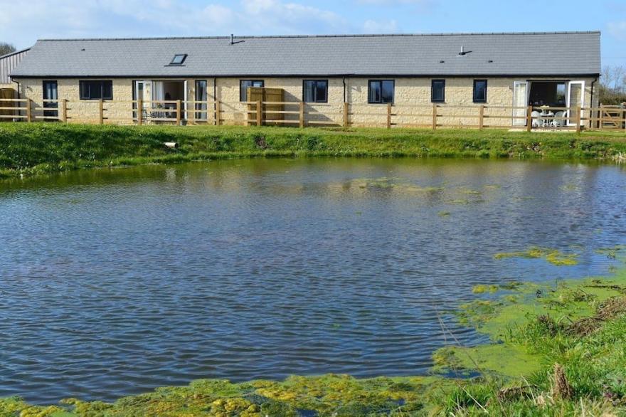 Idyllic New Barn Conversion near Cotswold Water Park, Lake and Rural Views, Optional HotTub