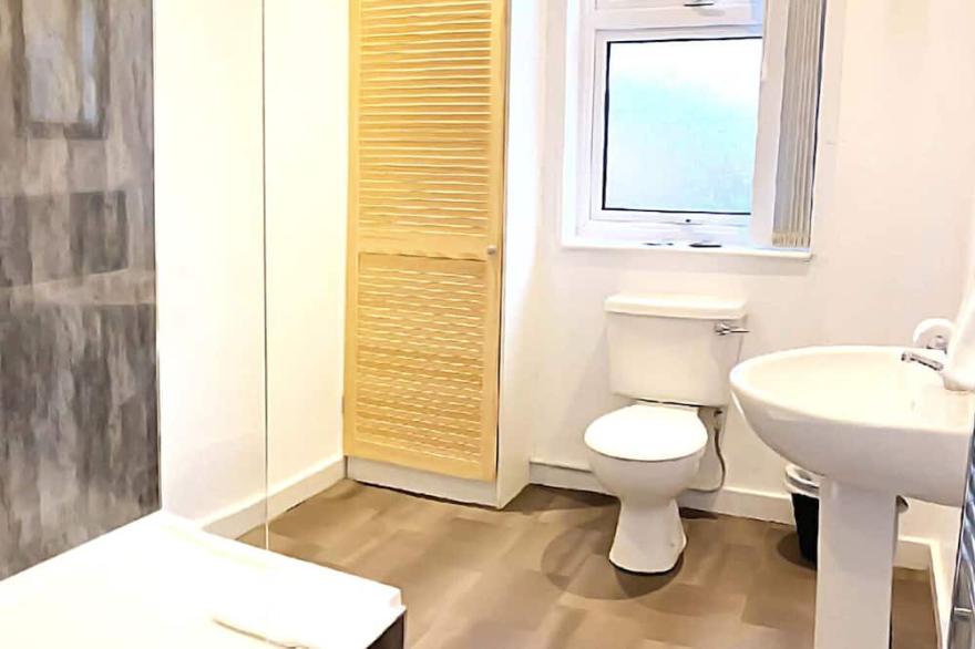 ✔2BR House✔Modernized Bedroom✔For Families&Contractors✔StreetParking✔FreeWIFI