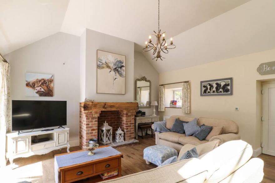CHURN DASH COTTAGE, family friendly in Horsley Woodhouse