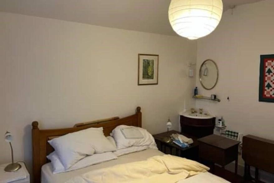 3 bed terrace house half a mile from Kew Gardens Station