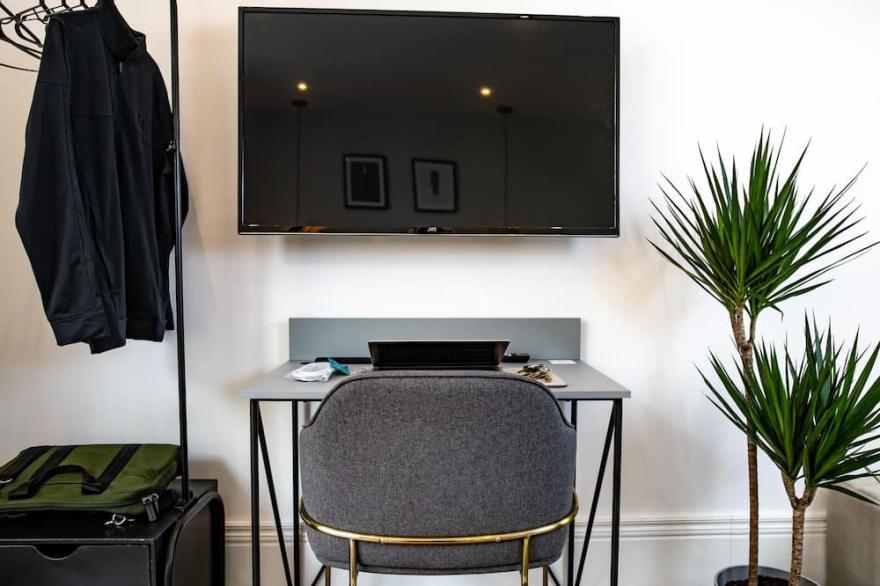 Apartment-Comfort-Ensuite with Shower-City View-Studio Apartment 8