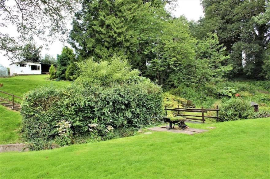 Frog Manor, Hot Tub and fantastic gardens
