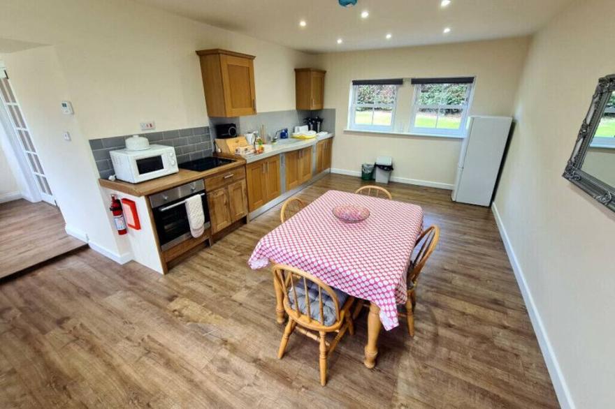 Elderflower Cottage, fresh countryside bungalow 1.5 miles from historic Stamford