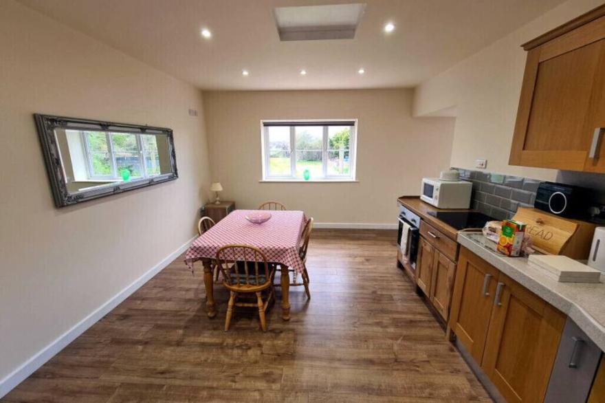 Elderflower Cottage, fresh countryside bungalow 1.5 miles from historic Stamford