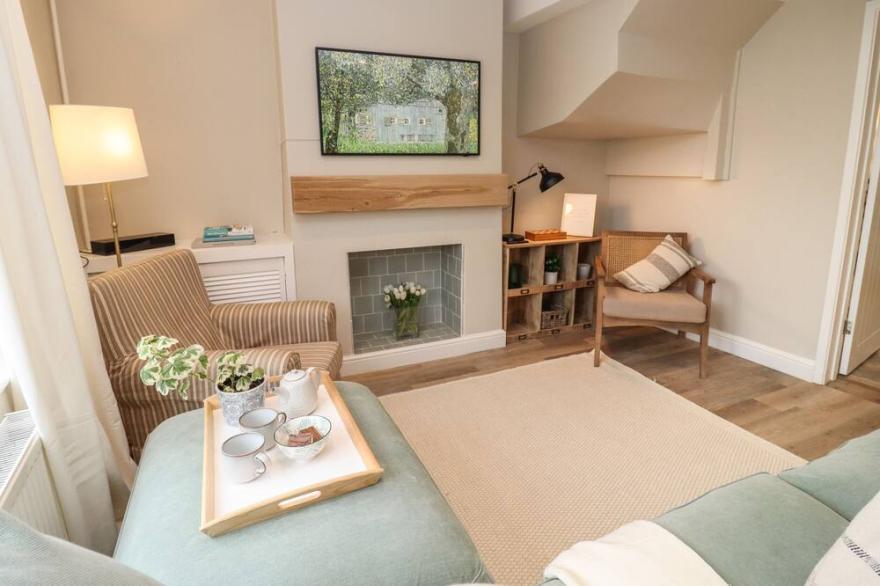 14 NORTHFIELD PASSAGE, family friendly, with a garden in Cheltenham