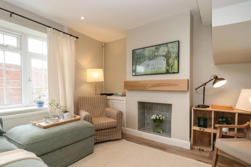 14 NORTHFIELD PASSAGE, family friendly, with a garden in Cheltenham