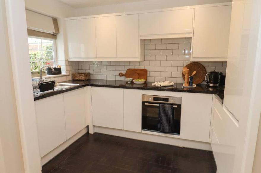 14 NORTHFIELD PASSAGE, family friendly, with a garden in Cheltenham