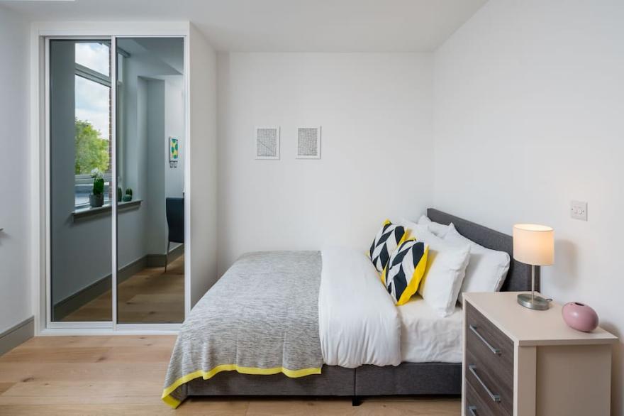 Elegant Studio Flat Seven Sisters, London