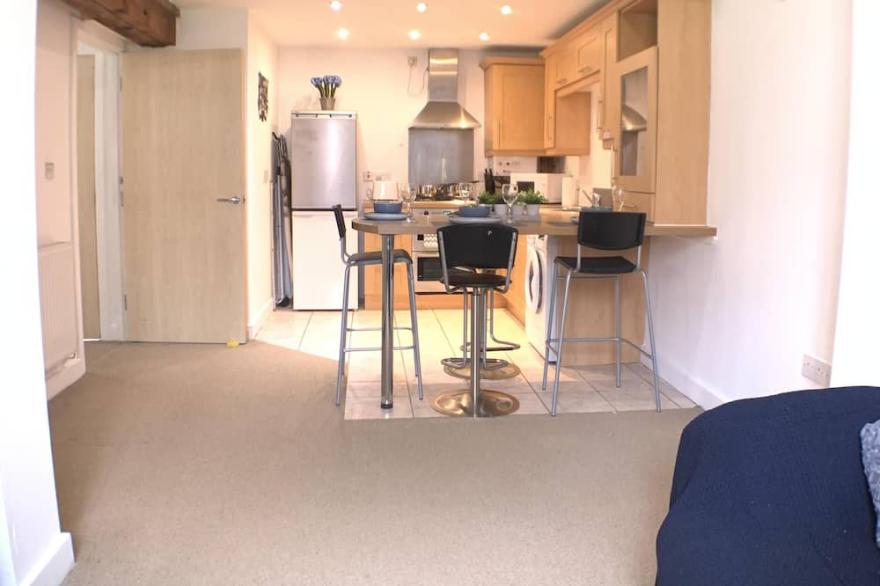 Apartment-Comfort-Private Bathroom-Courtyard View-Secure Parking