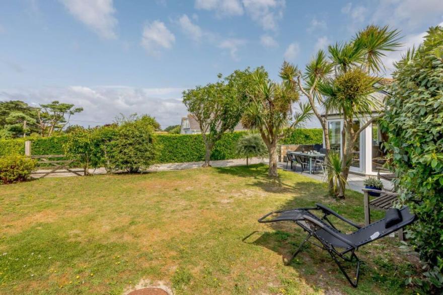 Stunning private villa for 10 guests with WIFI, TV, patio, pets allowed and parking