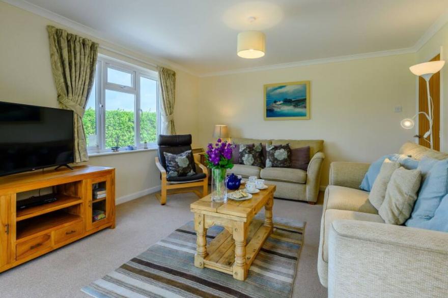 Stunning private villa for 10 guests with WIFI, TV, patio, pets allowed and parking