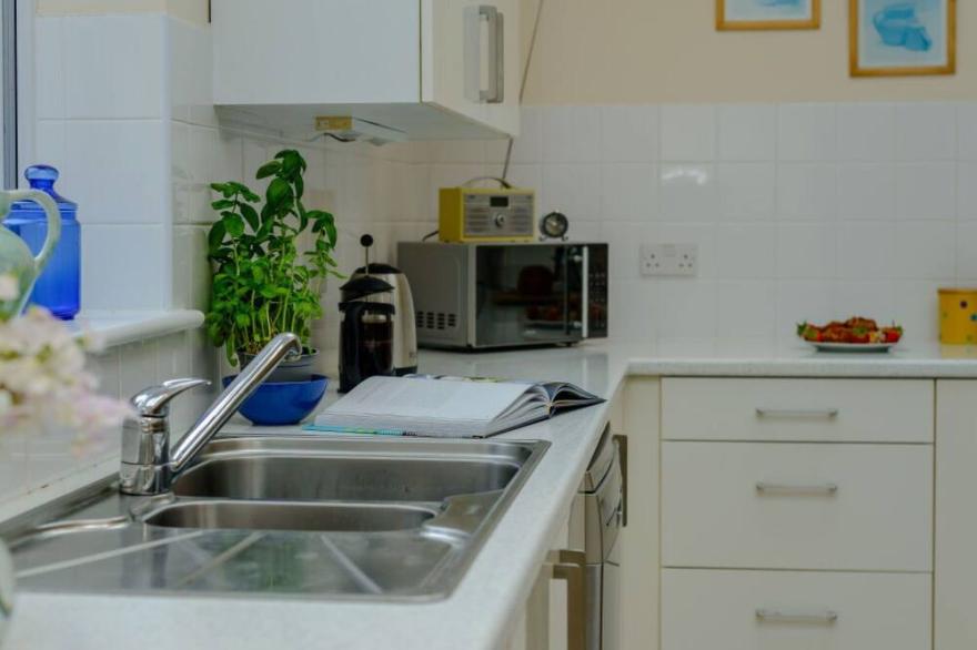 Stunning private villa for 10 guests with WIFI, TV, patio, pets allowed and parking