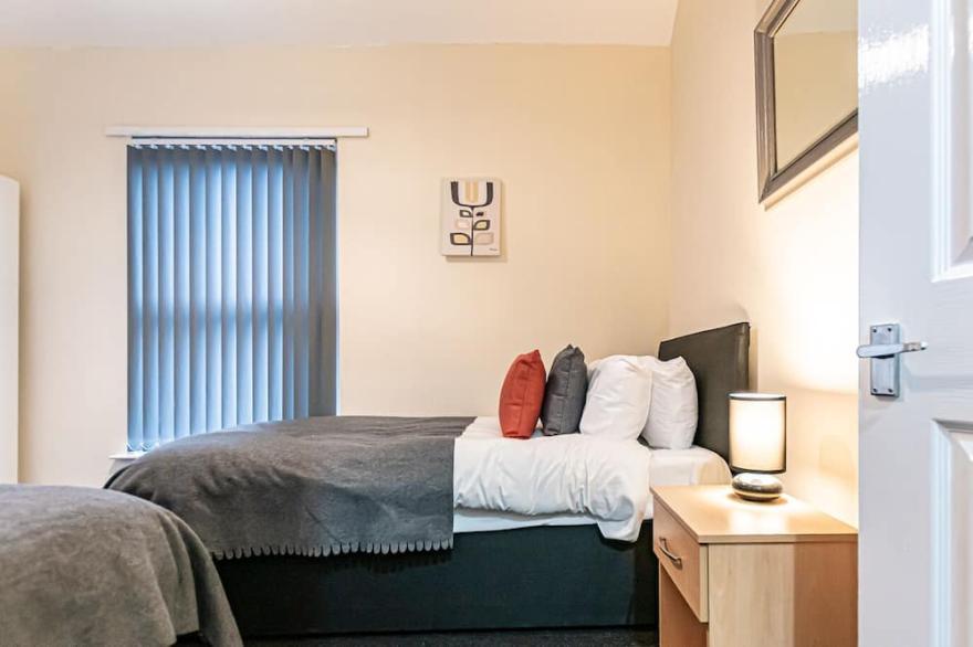 ✔2BR House✔Cosy Beds✔For Families&Contractors✔StreetParking✔FreeWIFI