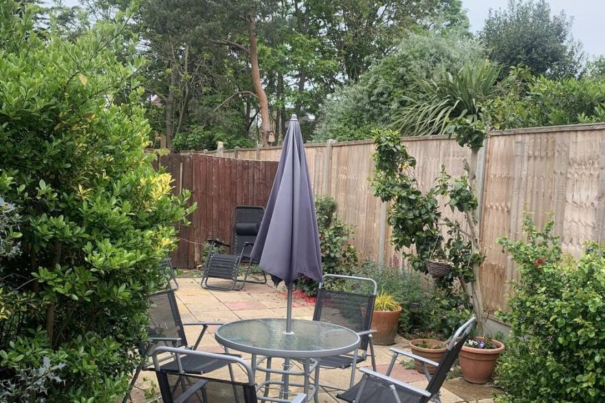Garden Apartment sleeps 4 only  30 mins Central London