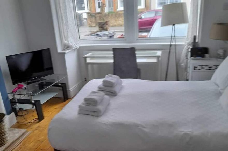 Garden Apartment sleeps 4 only  30 mins Central London