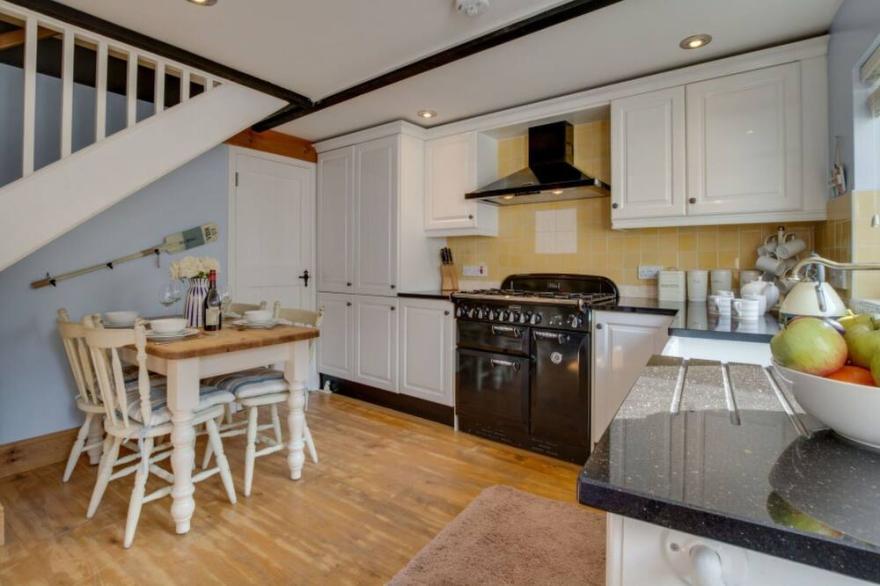 Wonderful private villa for 4 guests with WIFI, TV, patio, pets allowed and parking