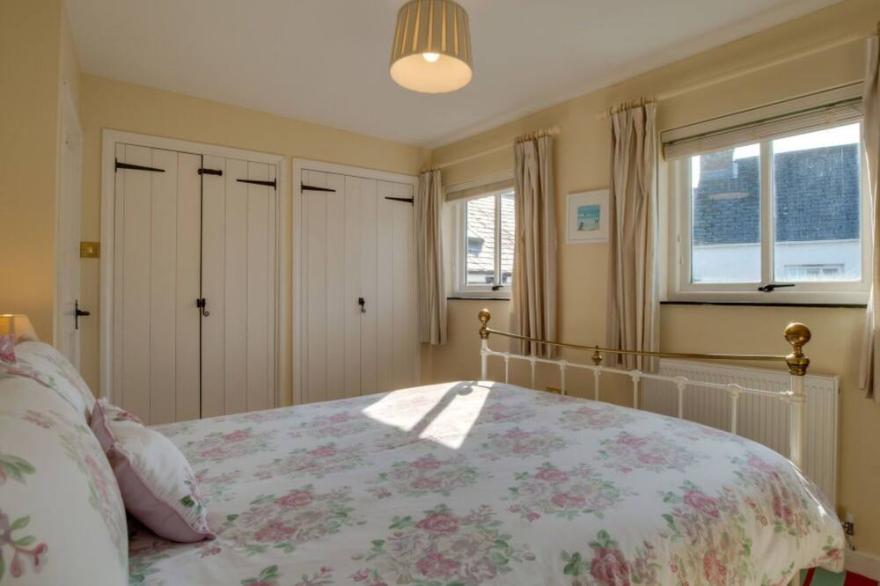 Wonderful private villa for 4 guests with WIFI, TV, patio, pets allowed and parking
