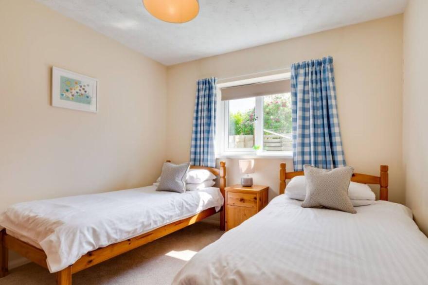Stunning private villa for 6 guests with WIFI, TV, pets allowed and parking