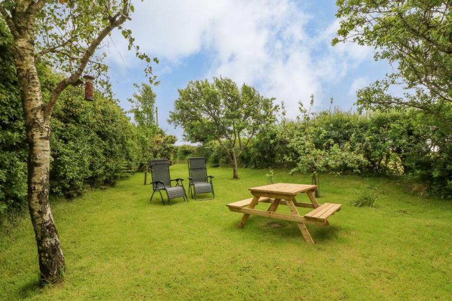 Y RHANDY, family friendly, with a garden in Newborough