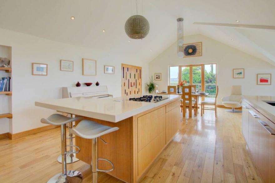 Stunning private villa for 6 guests with WIFI, TV, patio and parking