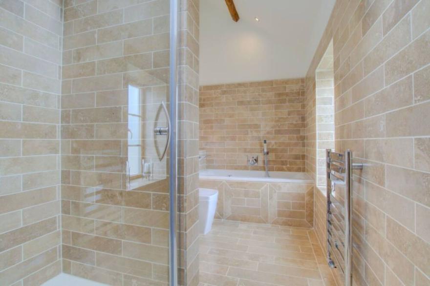 Stunning private villa for 6 guests with WIFI, TV, patio and parking