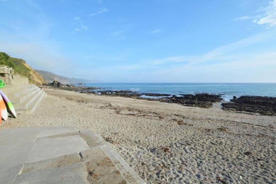 Stunning private villa for 2 guests with TV, patio and parking