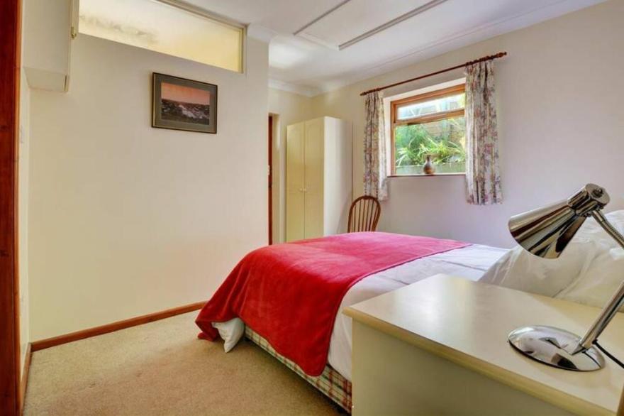 Stunning private villa for 2 guests with TV, patio and parking