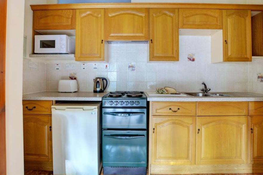 Stunning private villa for 2 guests with TV, patio and parking
