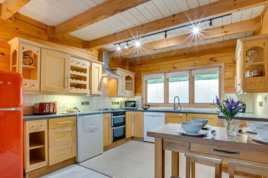 Stunning private villa for 6 people with WIFI, TV, patio, pets allowed and parking