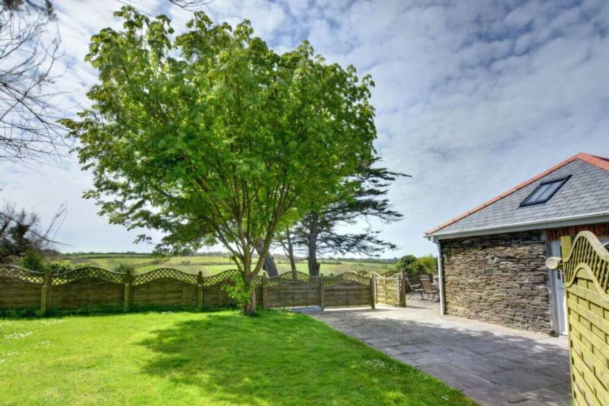 Stunning private villa for 2 guests with WIFI, TV, patio, pets allowed and parking