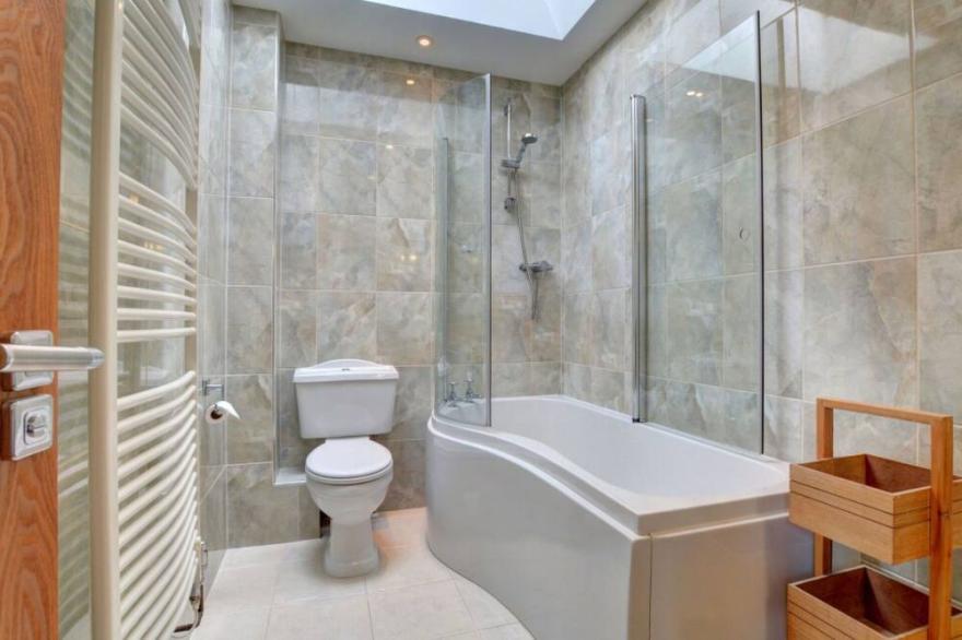 Stunning private villa for 2 guests with WIFI, TV, patio, pets allowed and parking
