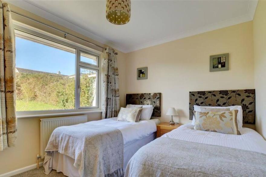 Beautiful private villa for 6 guests with WIFI, TV and parking