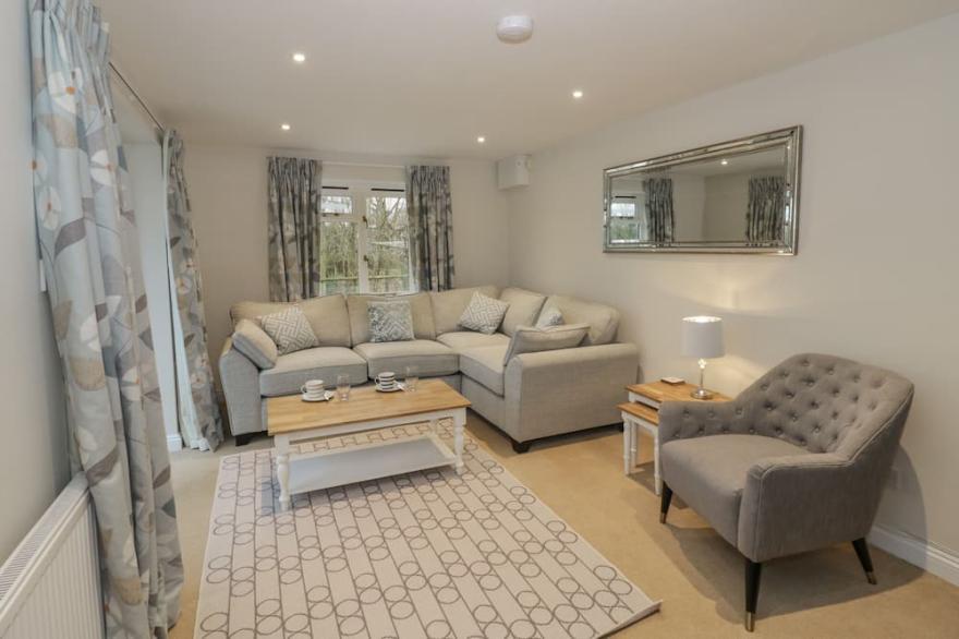 5 GRANGE COTTAGES, pet friendly, with open fire in Priors Marston