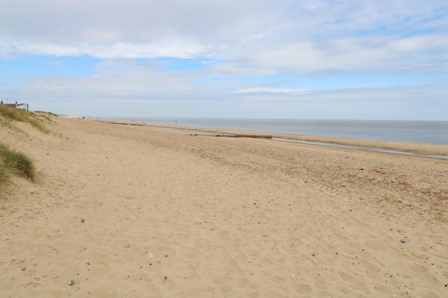 PALM TREE COTTAGE, pet friendly, with open fire in Caister-On-Sea