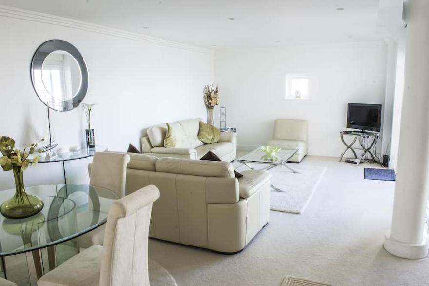 Cowes 2 Bedrooms 2 Bathrooms With Marina Views, Good Reviews And Rates. IOW.