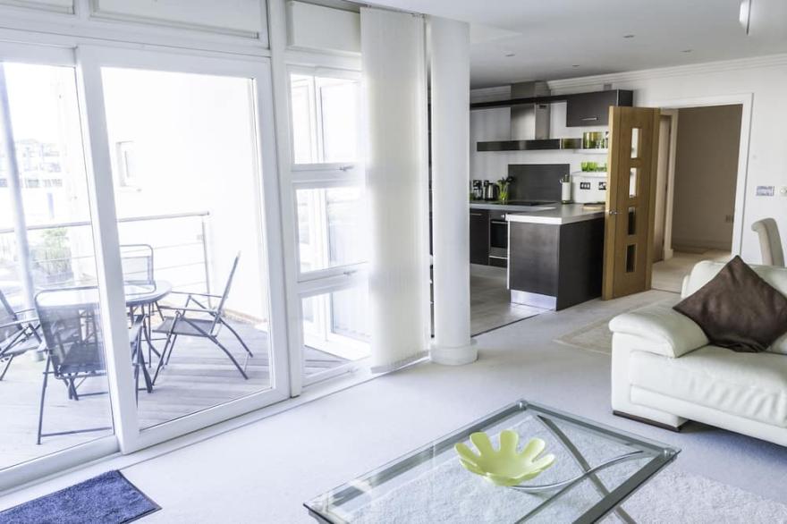 Cowes 2 Bedrooms 2 Bathrooms With Marina Views, Good Reviews And Rates. IOW.