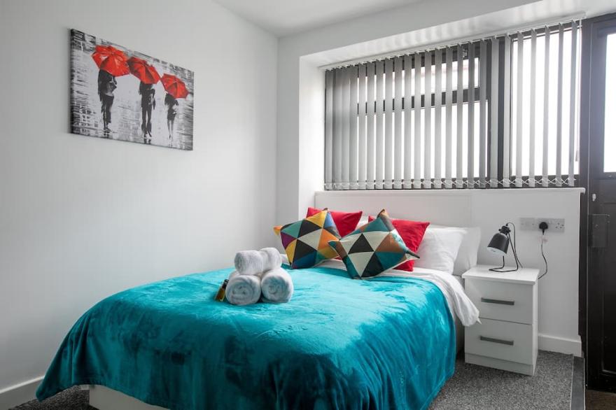 Stylish Studio Flat Steps Away from Train Station and University